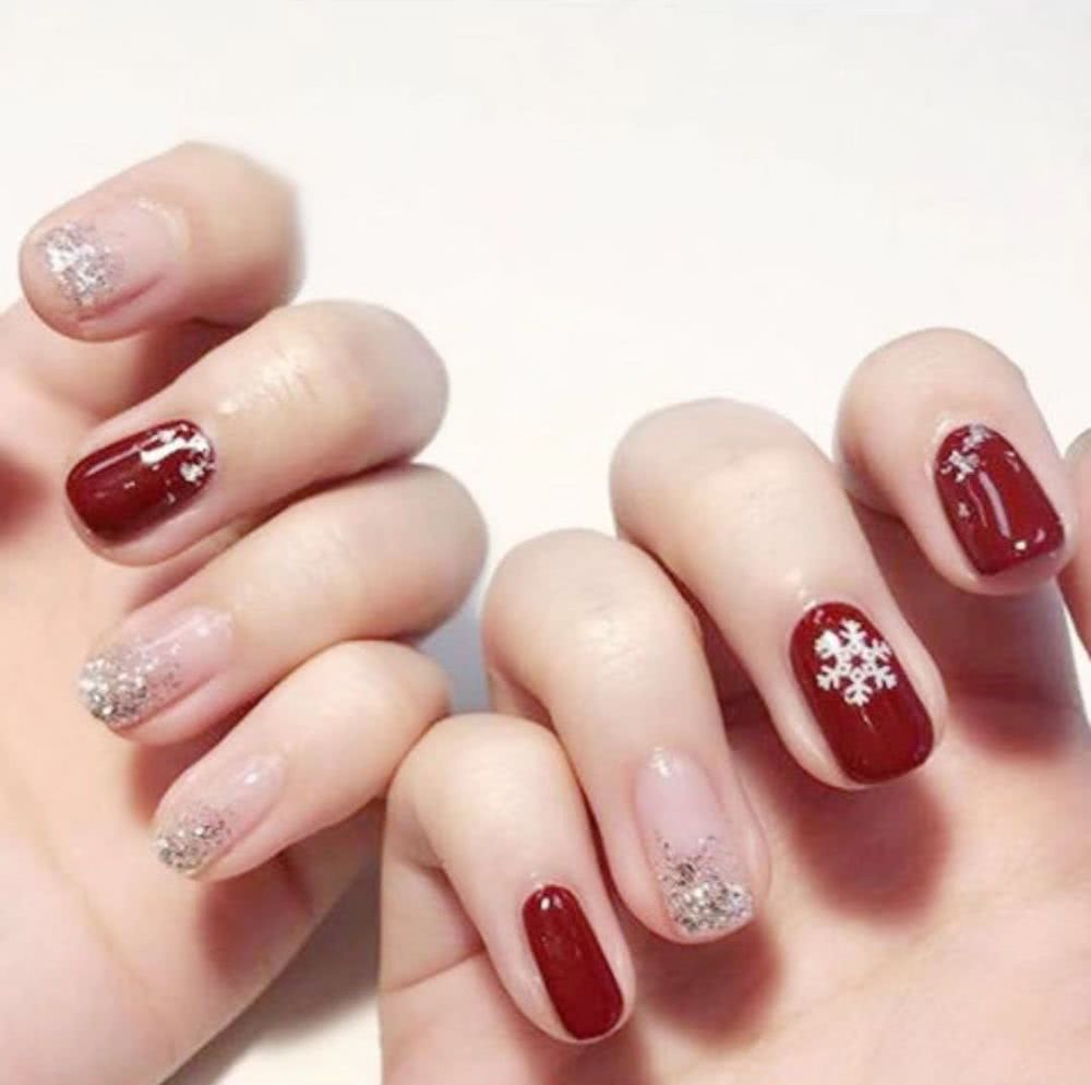 最适合今年冬季做的雪花美甲，你不想试试吗？