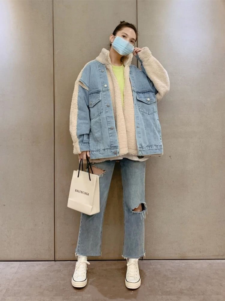杨丞琳穿拼接牛仔外套配丸子头,35岁依旧是冻龄少女