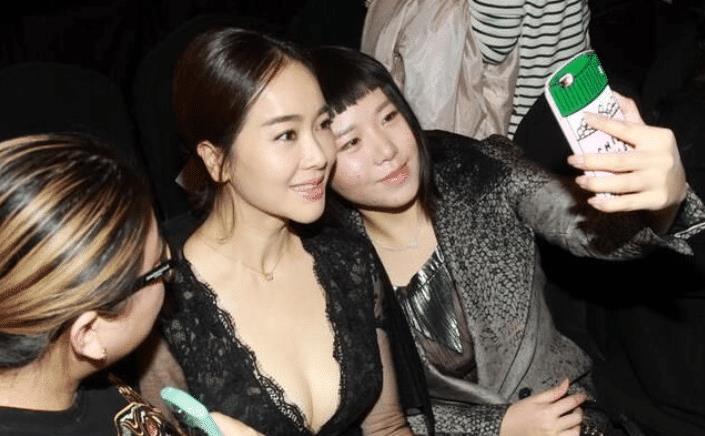 42岁的她越活越开放，继续“倒挂式长开”，蜜桃腿更是难得一见！