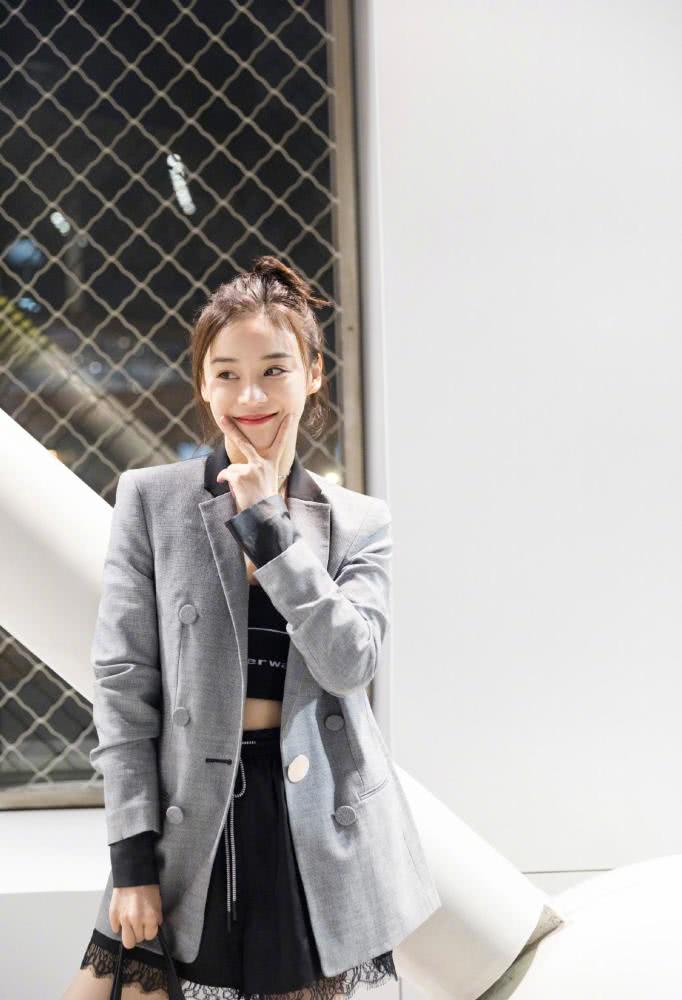 袁姗姗穿金色亮片人鱼裙勾勒完美曲线,身材未免太好了