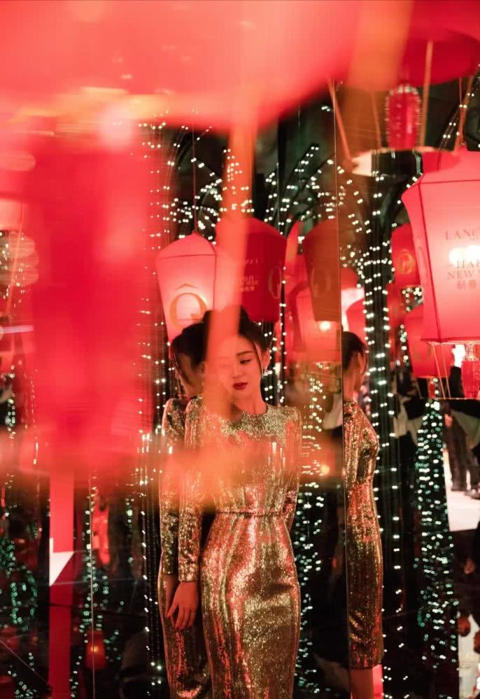 袁姗姗穿金色亮片人鱼裙勾勒完美曲线,身材未免太好了