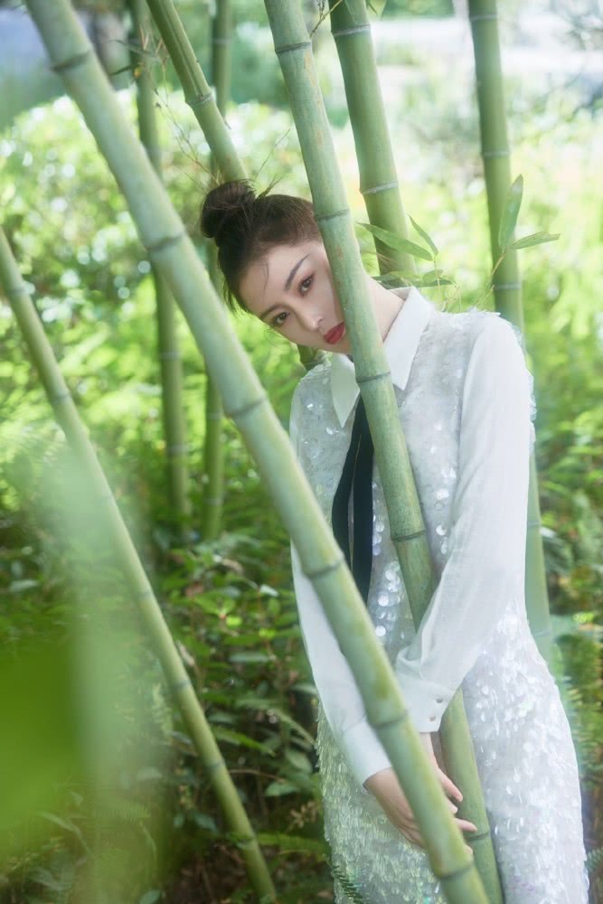 张天爱穿衬衫裙系蝴蝶结,少女感爆棚