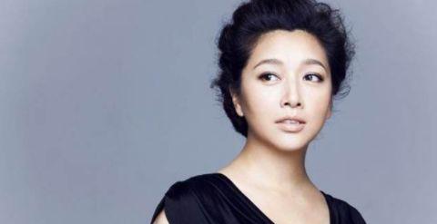 52岁江珊一家近照,小15岁老公颜值比靳东还帅,女儿长得比她还美