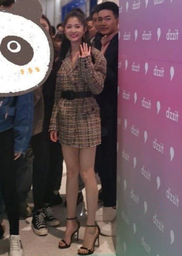 有种“腿精”叫陈钰琪,修身西装裙尽显轻熟风