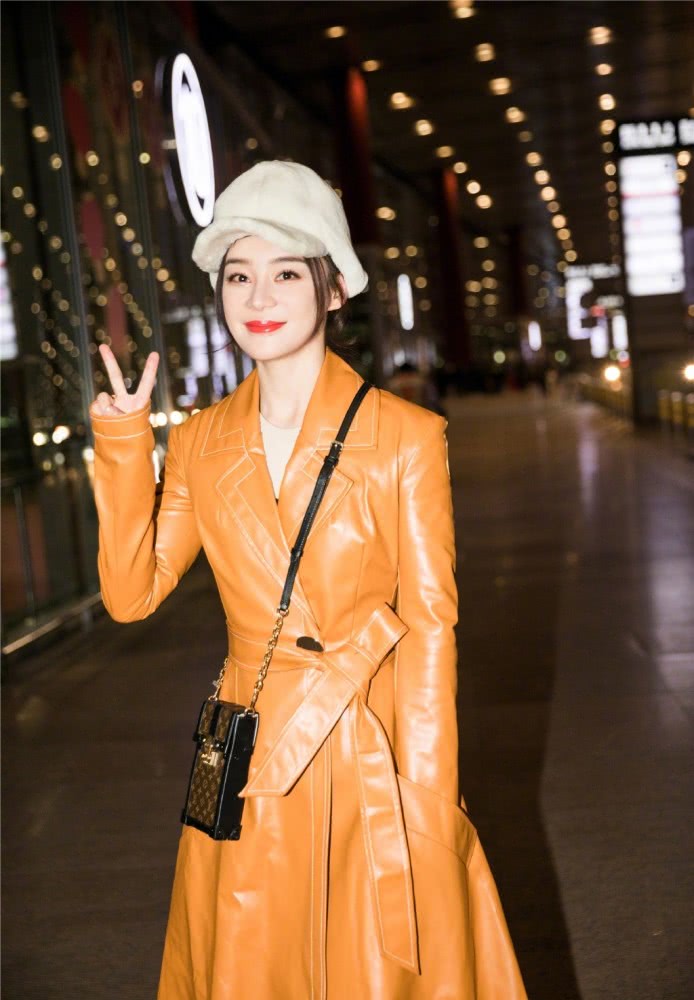 袁姗姗穿橙色收腰皮衣配短靴，对镜比耶美回18岁少女