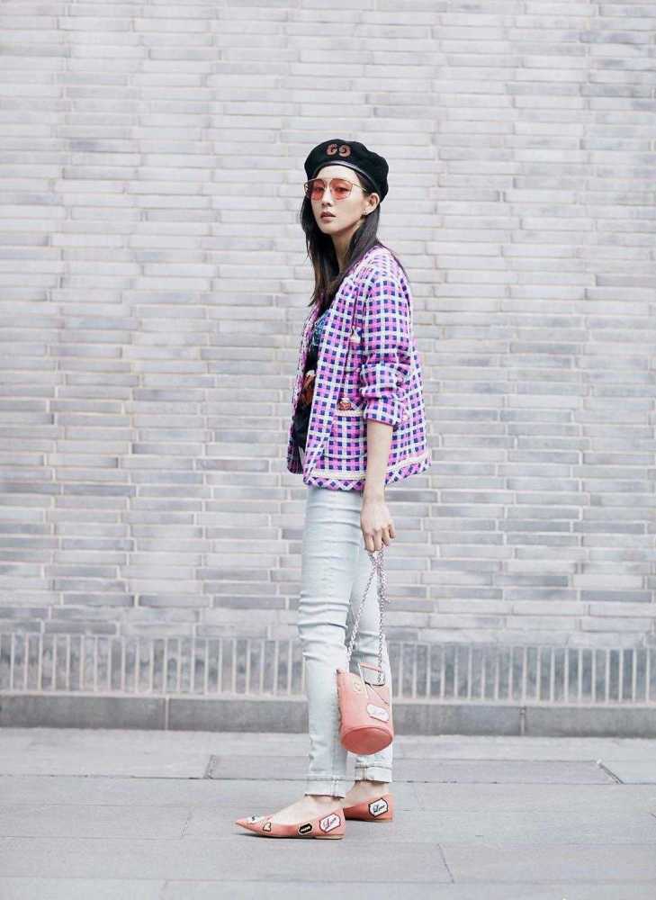 37岁张钧甯格子外套搭配牛仔裤，女神范十足