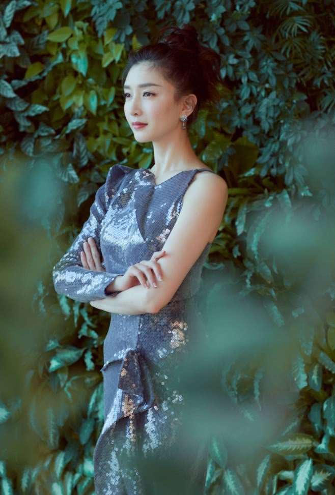 江疏影穿灰色长裙现身镜头,颜色虽不显眼却气质满满
