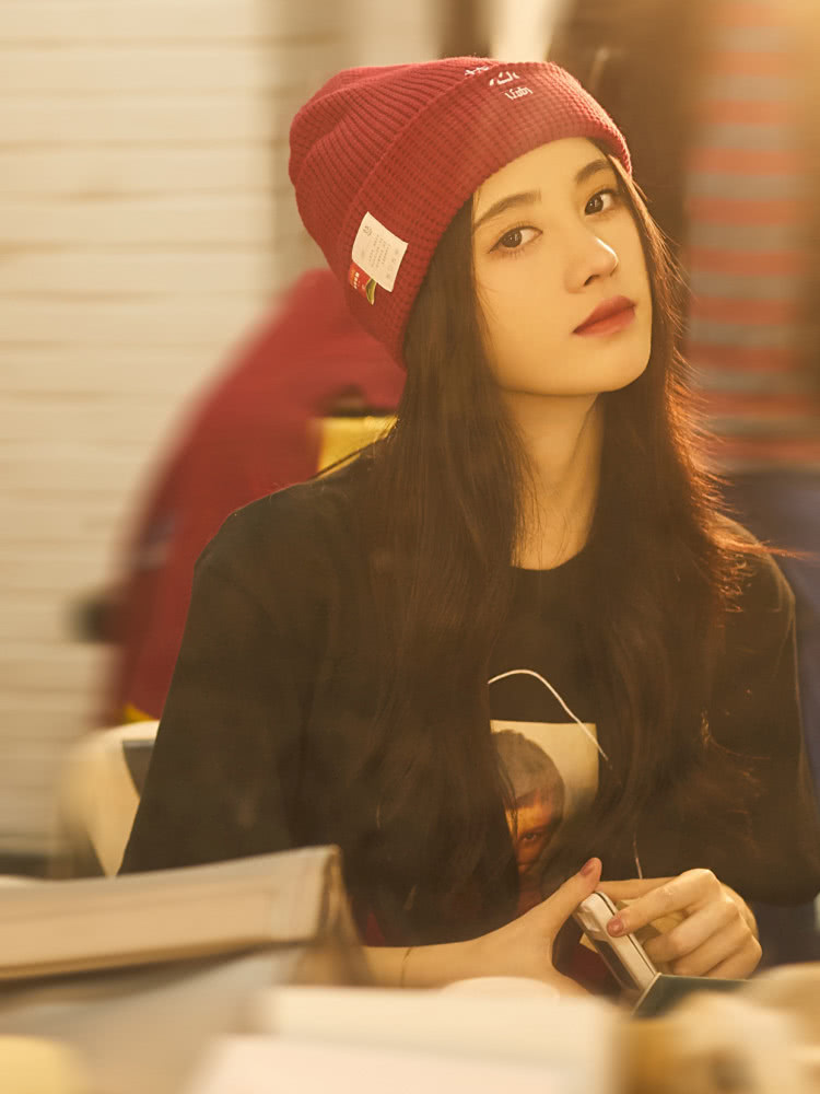 鞠婧祎和吴宣仪同戴小红帽,不是年轻就能赢,你更喜欢谁的选型!