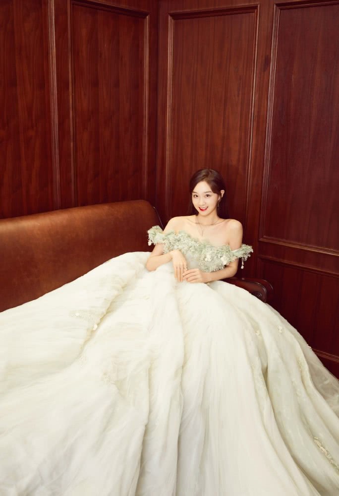 李子璇最新搭配穿V领吊带,配亚麻色短发超时髦