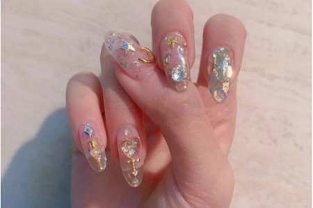 2019年最新美甲款式图片,镶钻显白的美甲图案