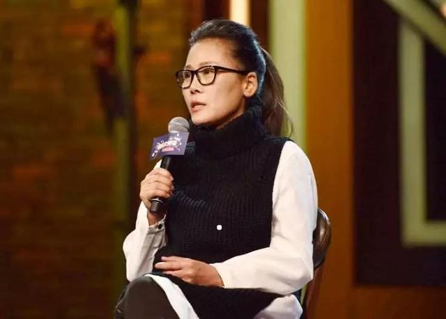 质疑颁奖礼有黑幕怒摔话筒,因病隐退多年,现凭借卫视春晚复出