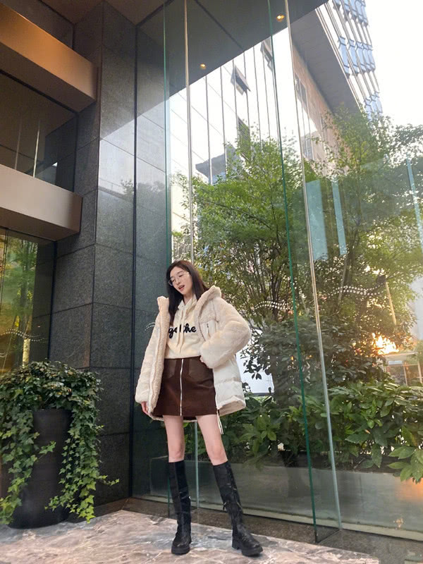 江疏影秀过年私服,穿皮衣搭A字裙,穿长靴超时尚