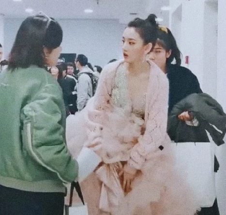 宋祖儿后台被抓拍，看清她做的行为，网友：真当自己没男粉了？