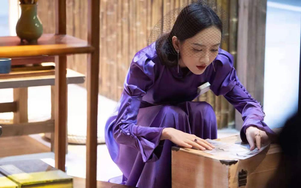 王鸥穿紫色长裙录综艺,网纱遮眼红唇吸睛,一颦一笑尽显风情!