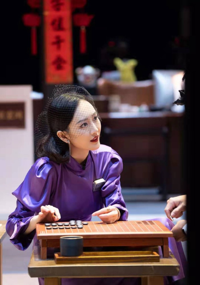 王鸥穿紫色长裙录综艺,网纱遮眼红唇吸睛,一颦一笑尽显风情!