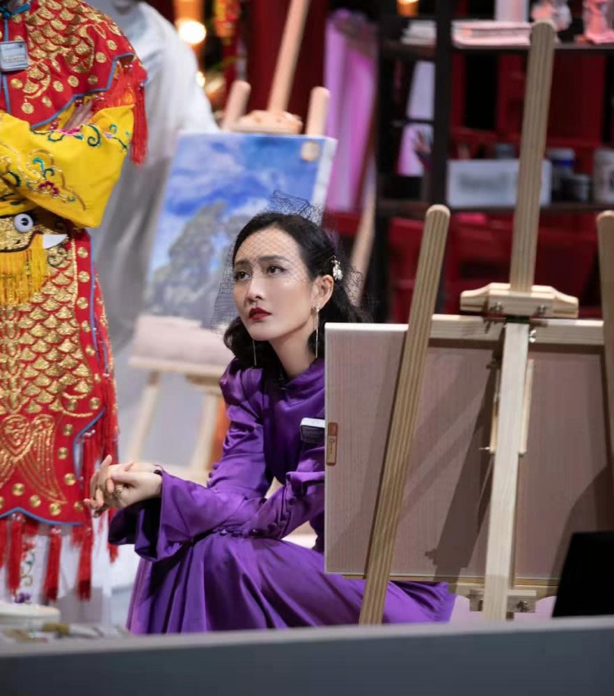 王鸥穿紫色长裙录综艺,网纱遮眼红唇吸睛,一颦一笑尽显风情!