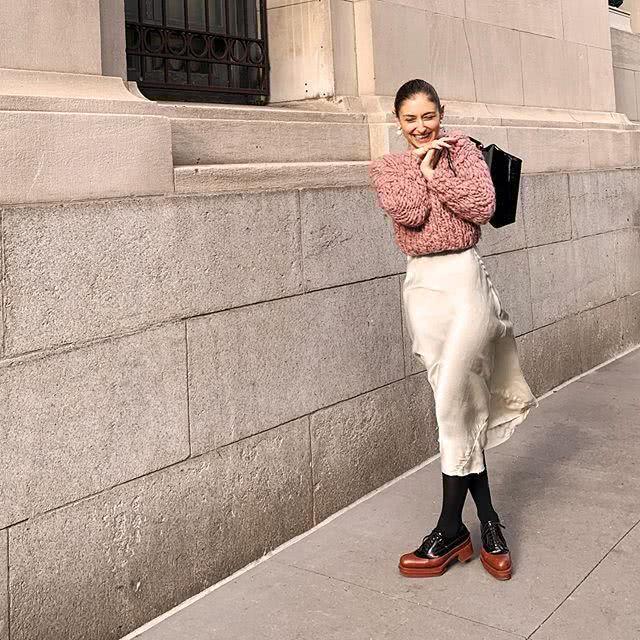 这条半身裙俘虏了多少女人的心？今年冬天有必要买一条