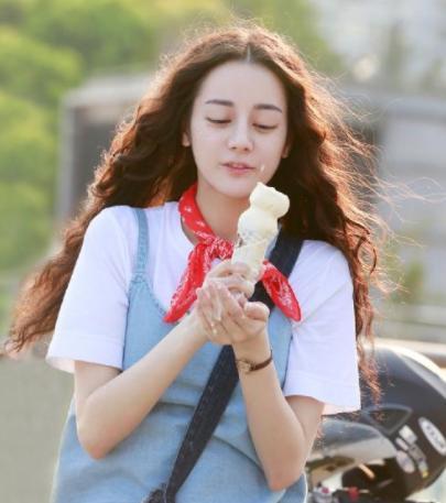 BABY和热巴都HOLD不住的泡面头，她却美上天？网友：妥妥的女神