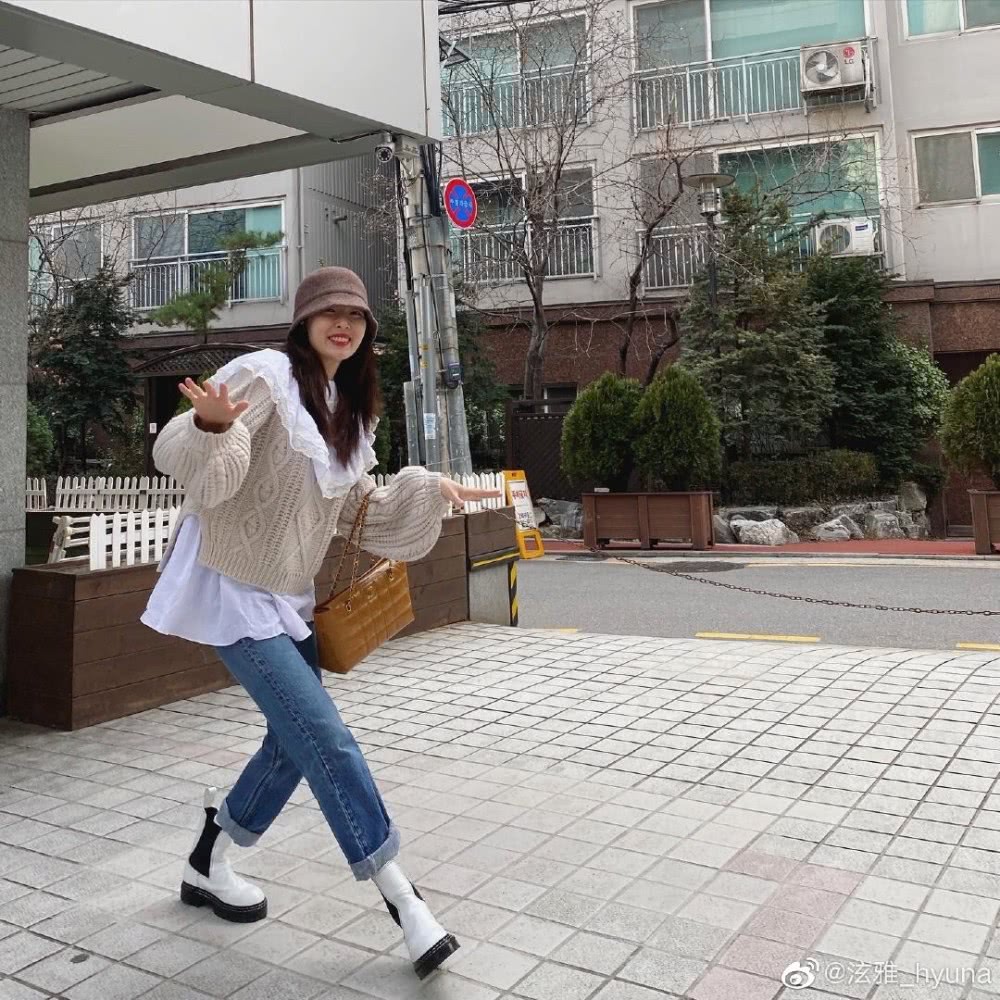 金泫雅晒自己锁骨钉，配纹身风格百变，不过胸口发红看着都觉得痛