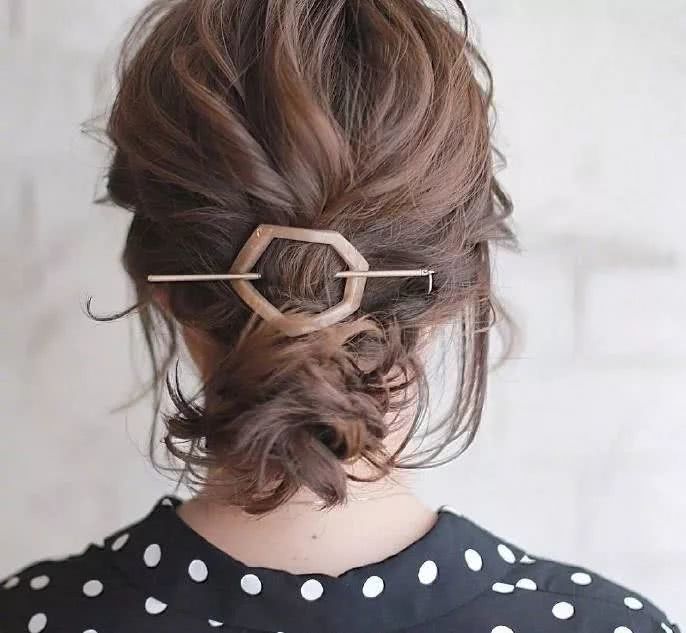 过年梳这四种发型有精气神还显年轻，看吴昕示范就知道了