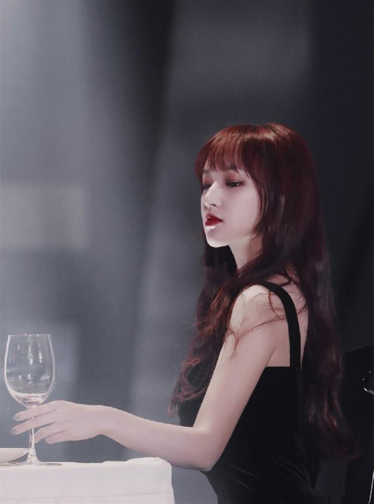 程潇穿黑色吊带裙,与海涛模仿史密斯夫妇,神还原惊艳全场