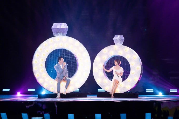 张嘉倪一袭白色裹身裙精致典雅,买超一身蓝色西装帅气有加,果然郎才女貌