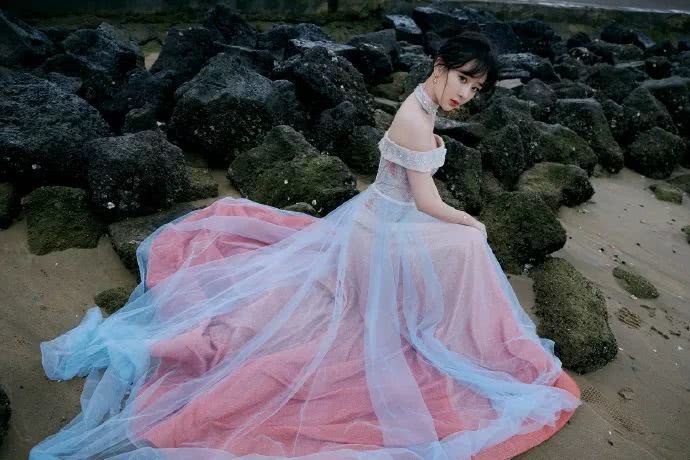 杨紫穿粉色小礼服,换发型瘦下来尖下巴都快成蛇精脸了