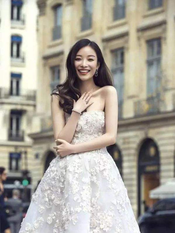 倪妮在线教你轻奢感穿搭，既能HOLD住女王风，还能穿出邻家姐姐范