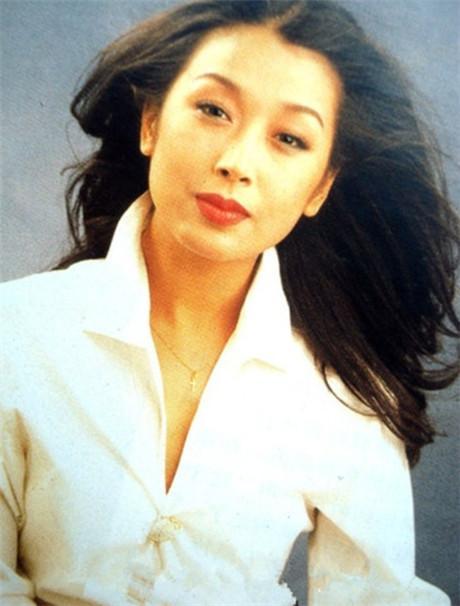 她凭一首歌红遍全国,3任男友身亡入狱破产,被讽最克服的女明星