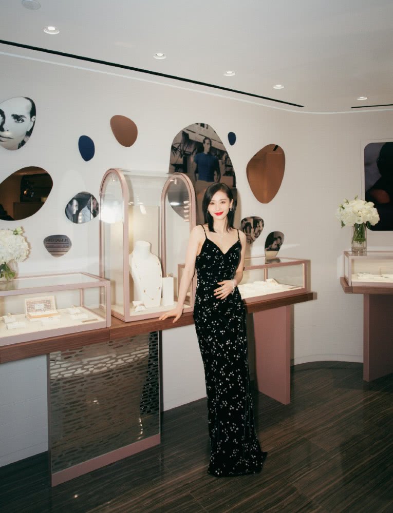 王子文携手《瑞丽》杂志,穿粉色花边裙搭红丝袜亮相,十分惊艳