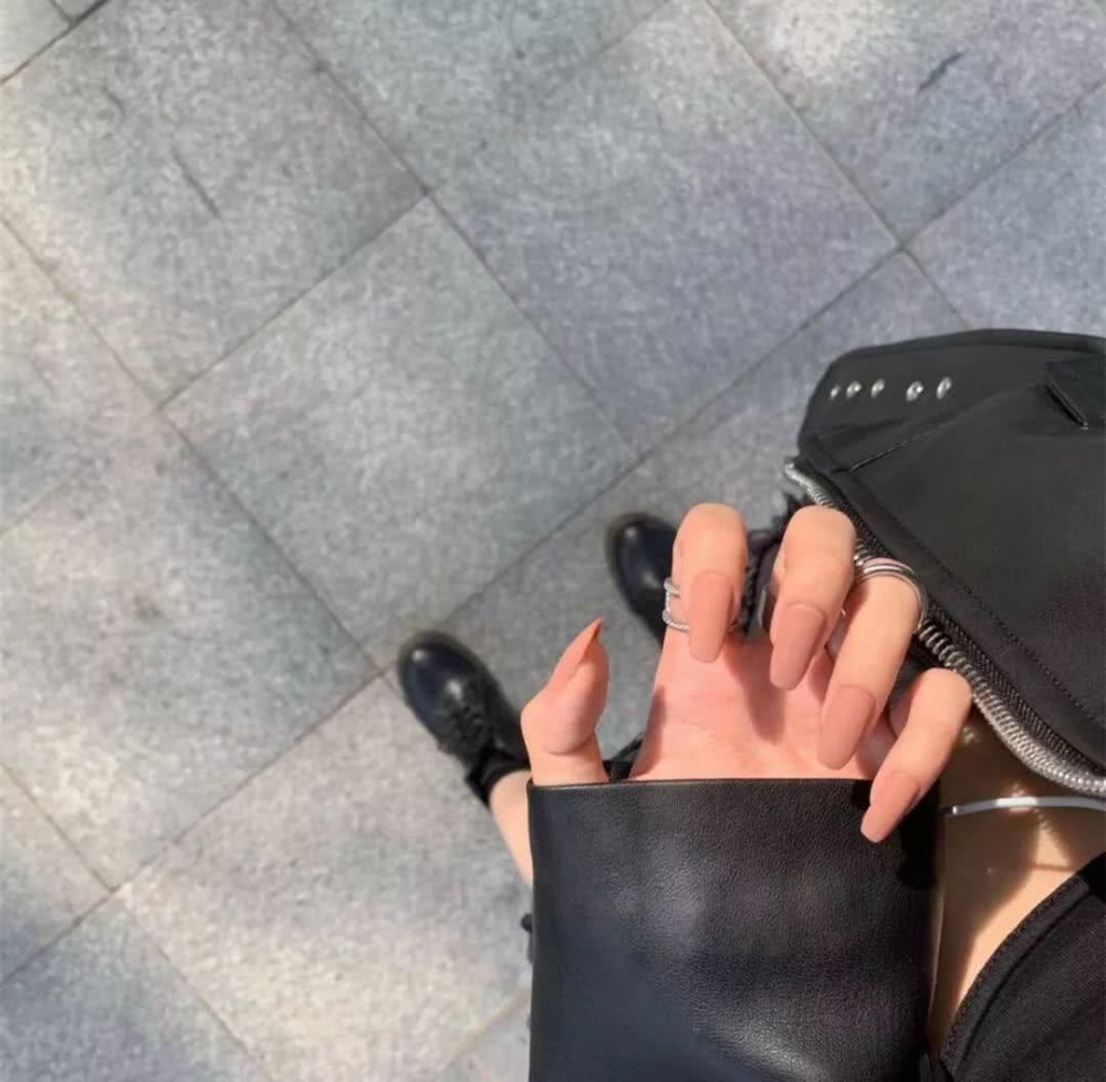 2020冬季做什么纯色美甲显白还好看？