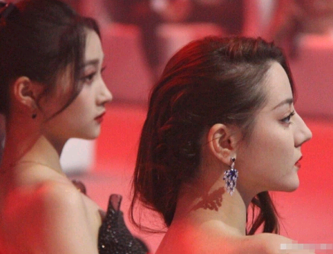 22岁关晓彤与27岁热巴同框侧脸,一个青春靓丽,一个明艳动人