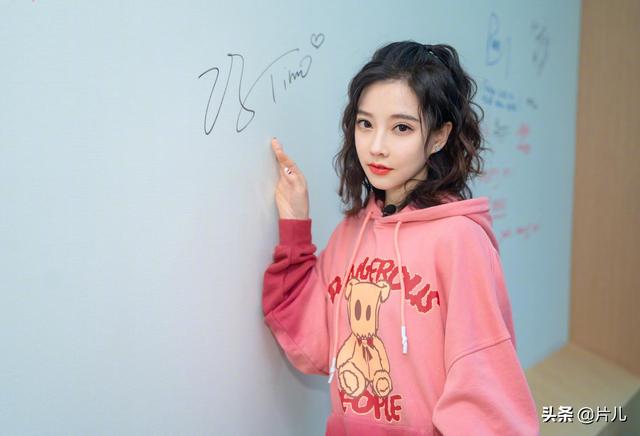 冯提莫被质疑身高不足1米5后,首次回应“我也想长高啊”