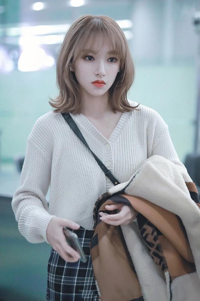 2020年流行程潇这种“温柔色”,程潇示范减龄还显白