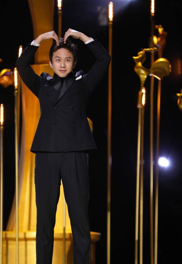 孙俪妈妈颜值太能打，奶奶级别的年纪，出席活动容貌不输当红女星