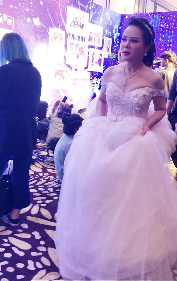 孙俪妈妈颜值太能打，奶奶级别的年纪，出席活动容貌不输当红女星