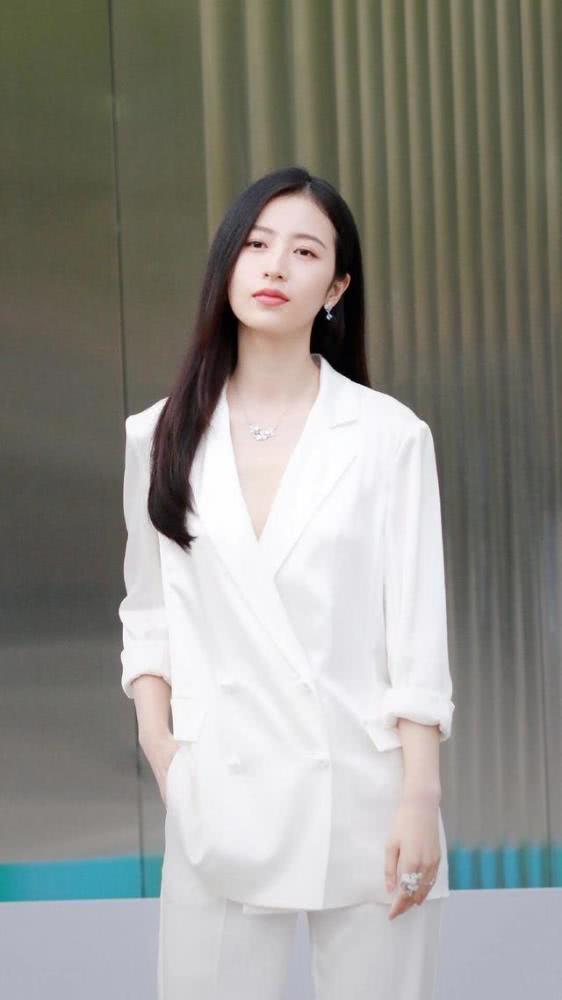 不输倪妮,有着“吃香脸”的周雨彤,终于把造型教科书更新了