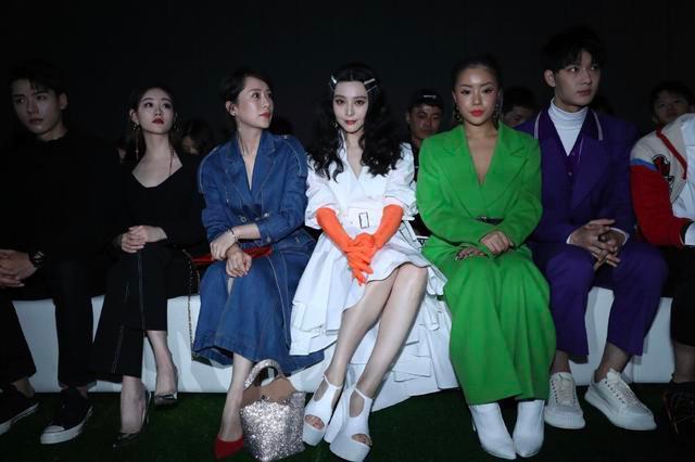 范冰冰为了复出真的很拼,除了衣着夸张外,你会发现哪里都有她