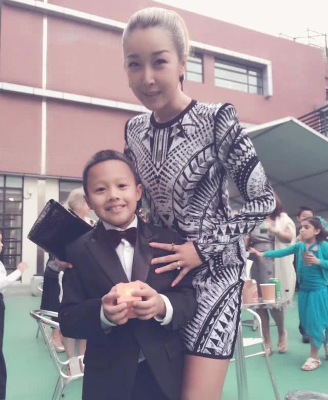 她凭一首歌红遍全国,3任男友身亡入狱破产,被讽最克服的女明星