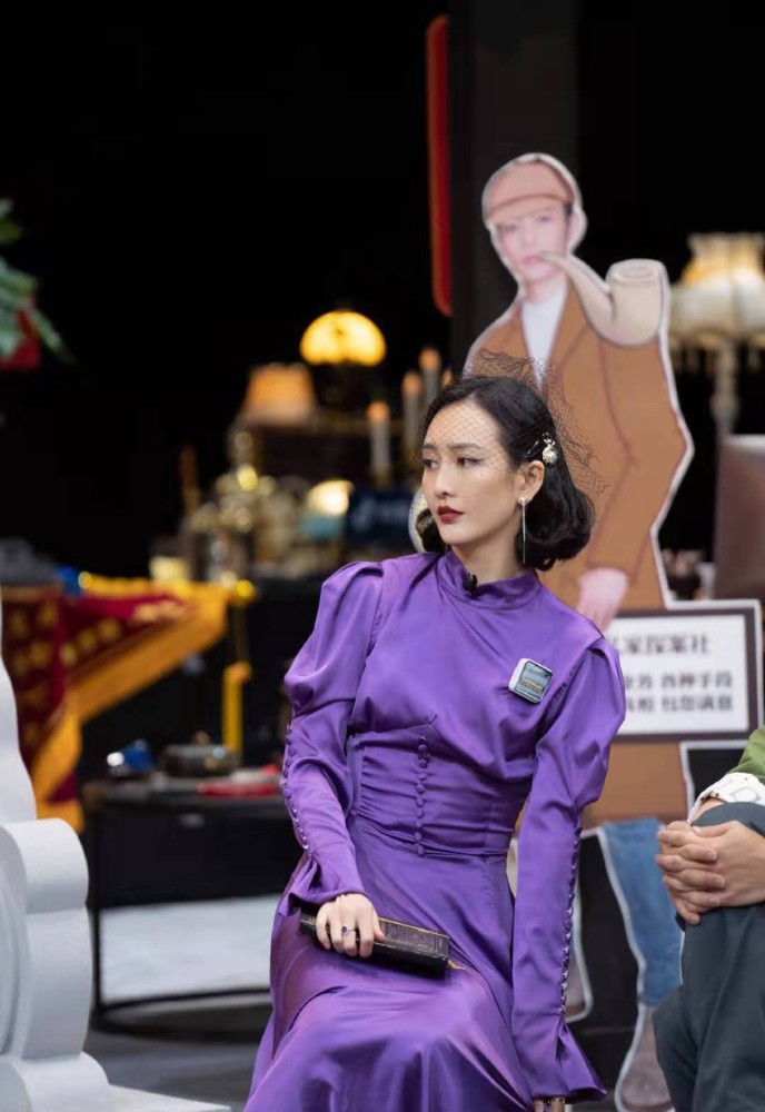 王鸥穿紫色长裙录综艺,网纱遮眼红唇吸睛,一颦一笑尽显风情!