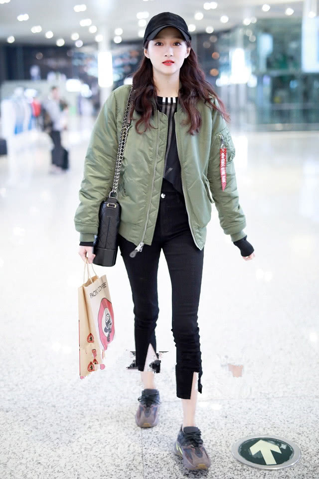 打底裤太俗气,今年冬天流行这条裤子,遮肉显瘦还很保暖