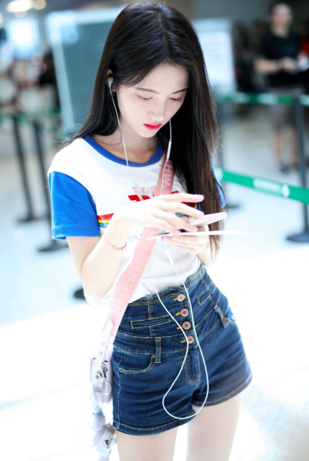 别再追捧AJ了,鞠婧祎带火了“蓝带万斯”,配长筒袜贼显高