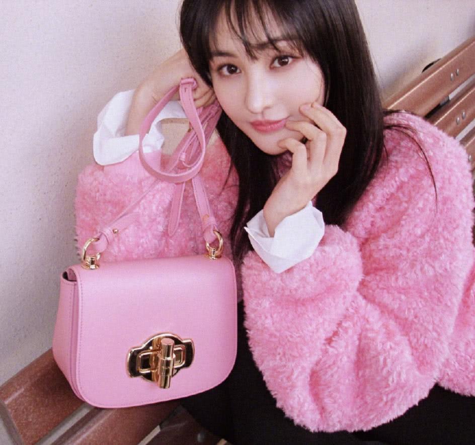 郑爽解锁新造型，小仙女摇身一变暗黑少女，百变风格美出新高度