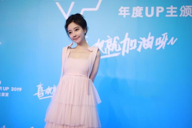 冯提莫落地款蛋糕裙穿上身，矮个子也能穿的很有气质