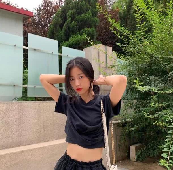 不输倪妮,有着“吃香脸”的周雨彤,终于把造型教科书更新了