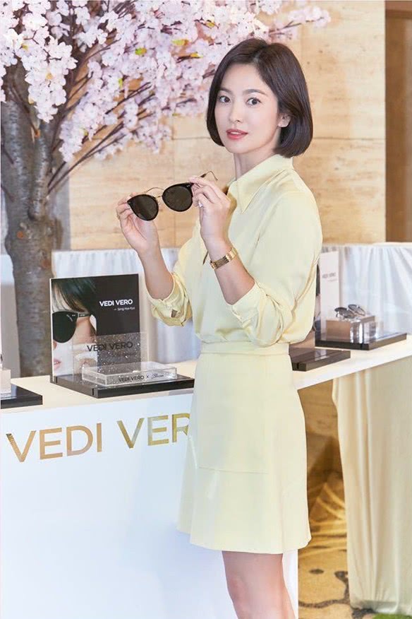 林允儿穿温柔黄裙装配低马尾，29岁清新又甜美