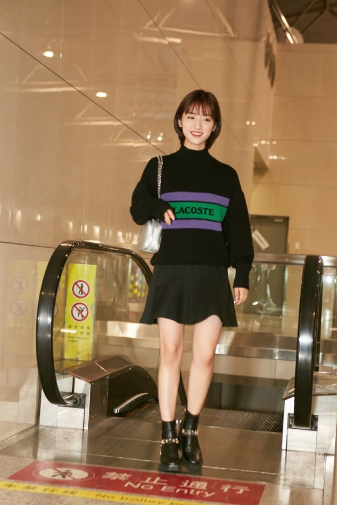 沈月穿短袖马甲配牛仔裤,戴白色发箍复古范十足