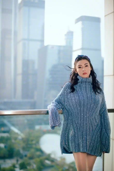 羡慕大长腿!张柏芝穿蓝色OVERSIZE针织毛衣,大玩“下装失踪”