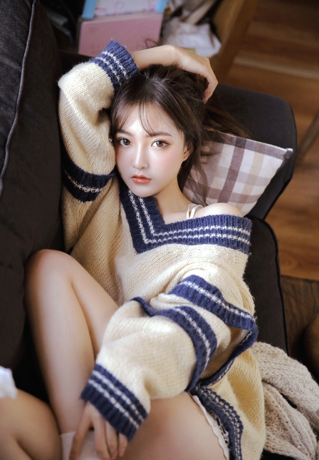 露肩美女深V毛衣性感撩人写真