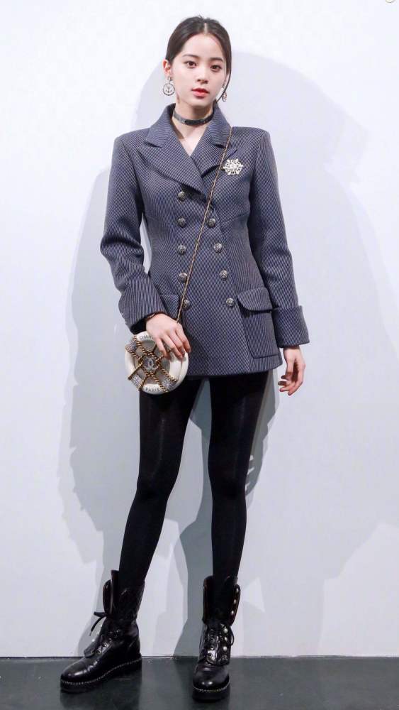 欧阳娜娜私服照穿黑白色格纹短外套配牛仔裤,双腿纤细笔直